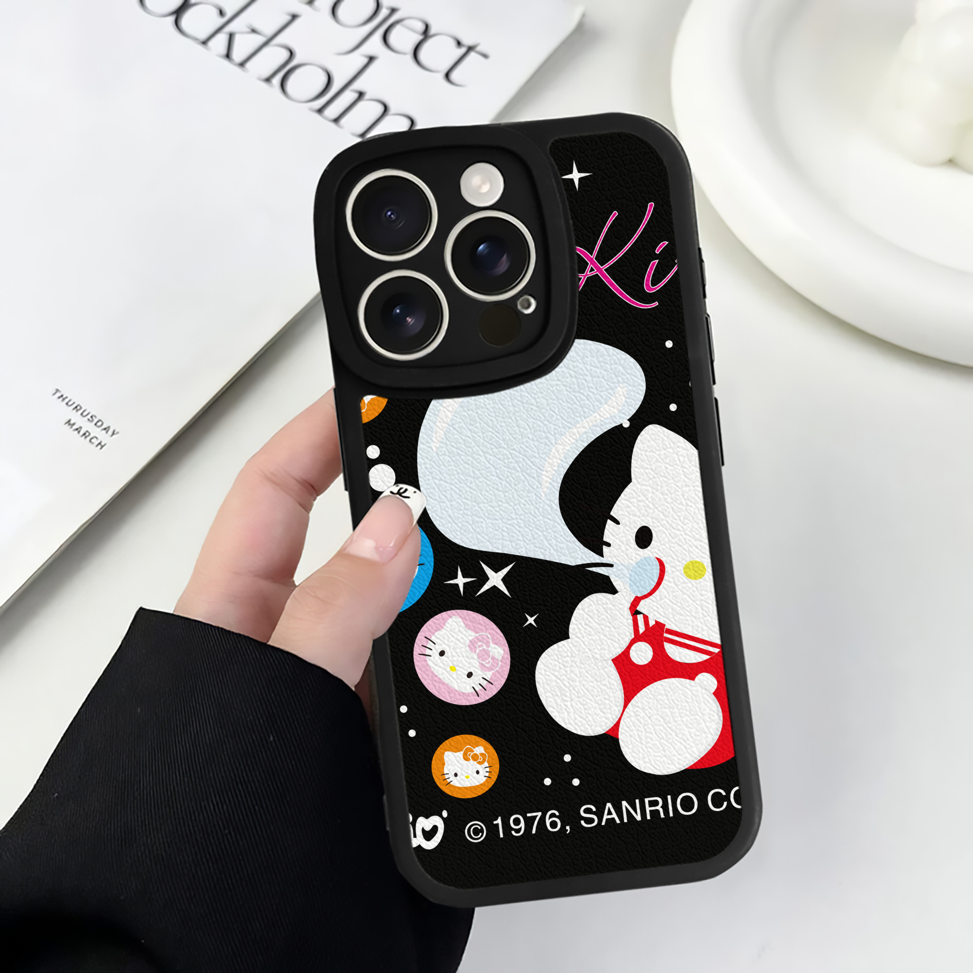 （画像用） Hello Kitty ハローキティ 【iPhone 16シリーズ対応】シリコンスマホケース（レザー調） 材質：シリコン